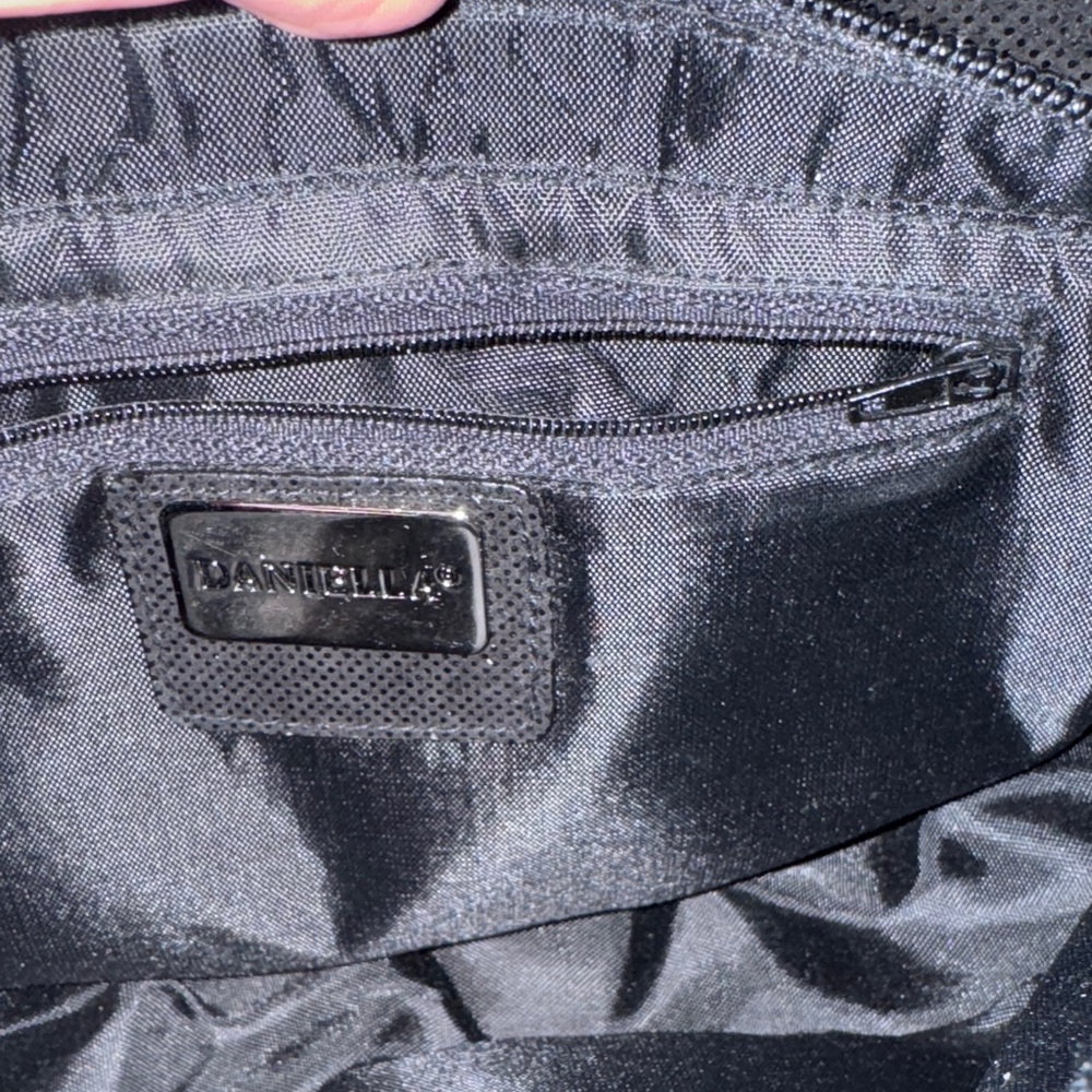 Chic Black Shoulder Bag with Embellished Clasp - Picture 7 of 7